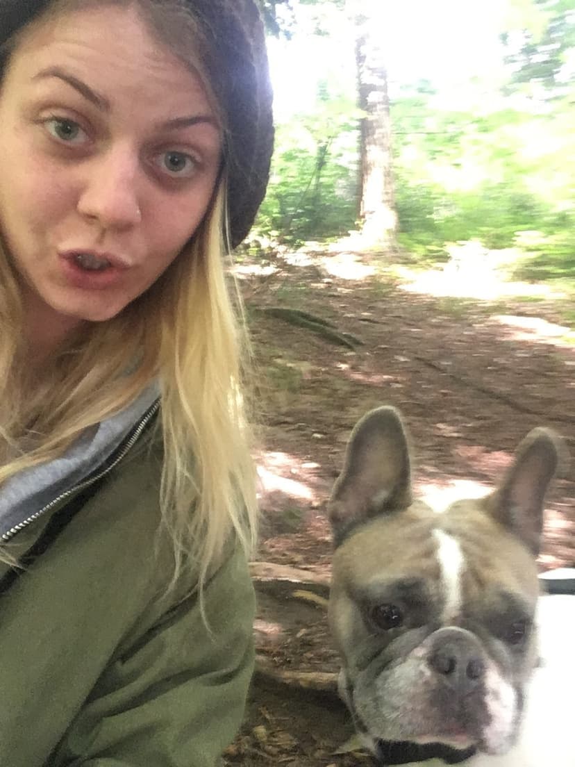 Steffi mit French Bulldog im Wald