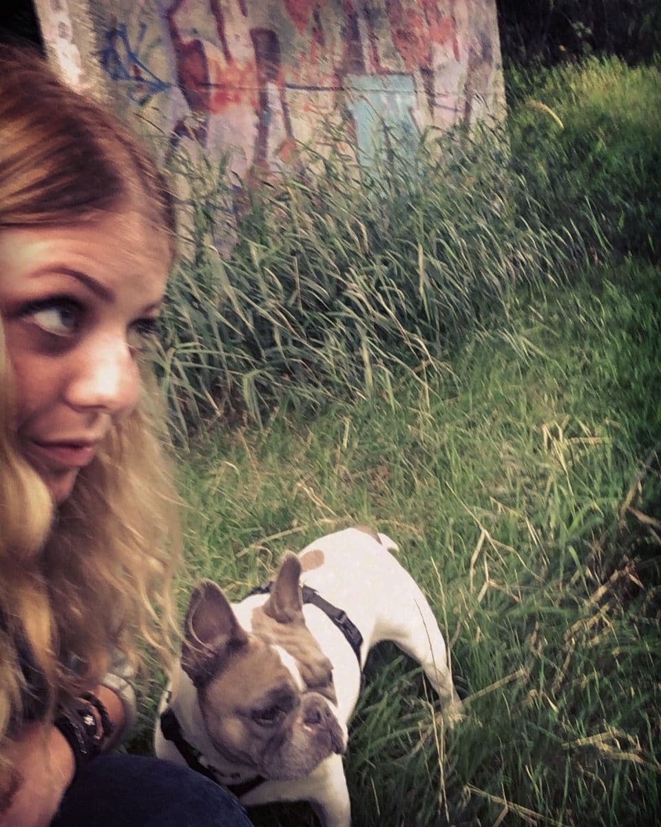 Steffi mit Pixxi im Gras
